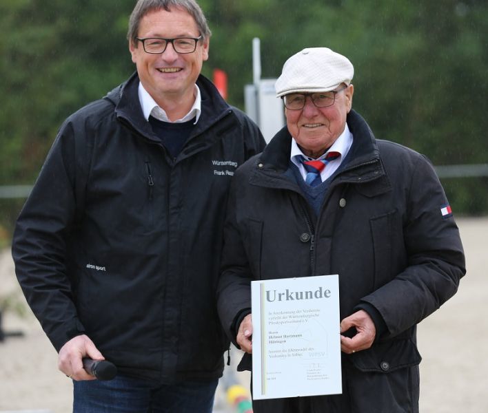 Silberne Ehrennadel für unseren Trainer Helmut Hartmann